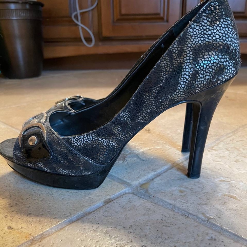 Silver/black snakeskin texture pumps w/gold accent